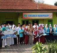 Pemberian Penghargaan Mewarnai Upacara HAB Kemenag