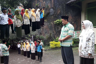 Amanat Kepala Madrasah dalam Apel pagi Staf Tata Usaha