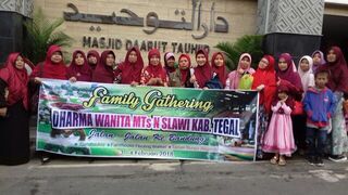 Dharma Wanita MTsN Slawi Kunjungi Daarut Tauhid