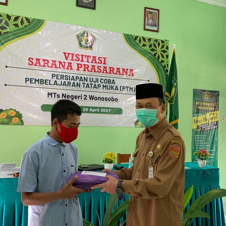 Pembagian Zakat Di MTsN 2 Wonosobo