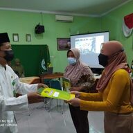 Kemenag Serahkan 6 Sertifikasi Halal kepada Pelaku UKM