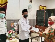 Kakankemenag serahkan santunan kepada keluarga penderita Covid19