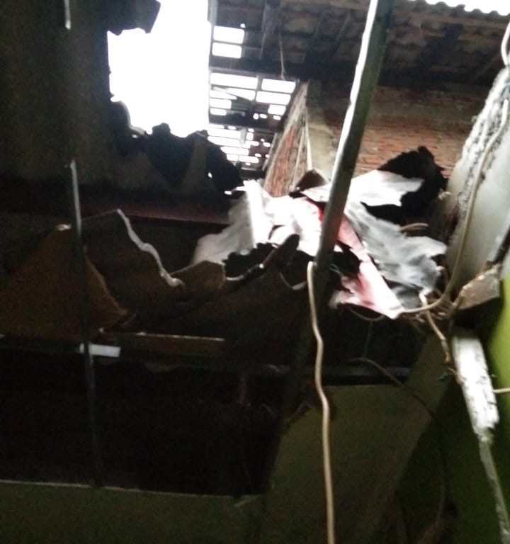 Hujan dan Angin Kencang Menyapu Atap Kemenag Kota Semarang
