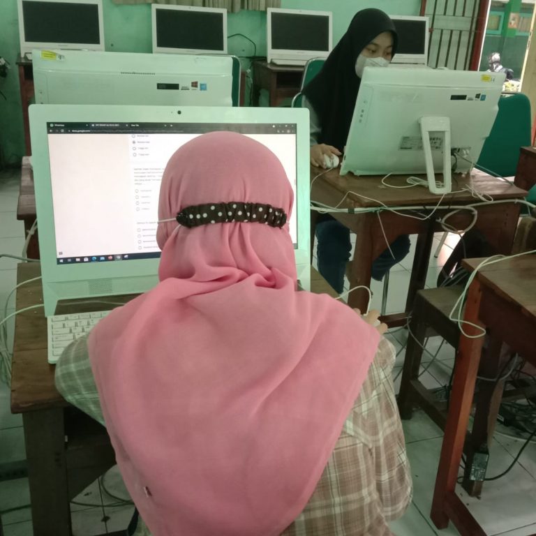 Tak Punya Smartphone, Dua Orang Siswa Ikuti PAT Daring di Lab. Komputer MTs N 1 Kota Semarang