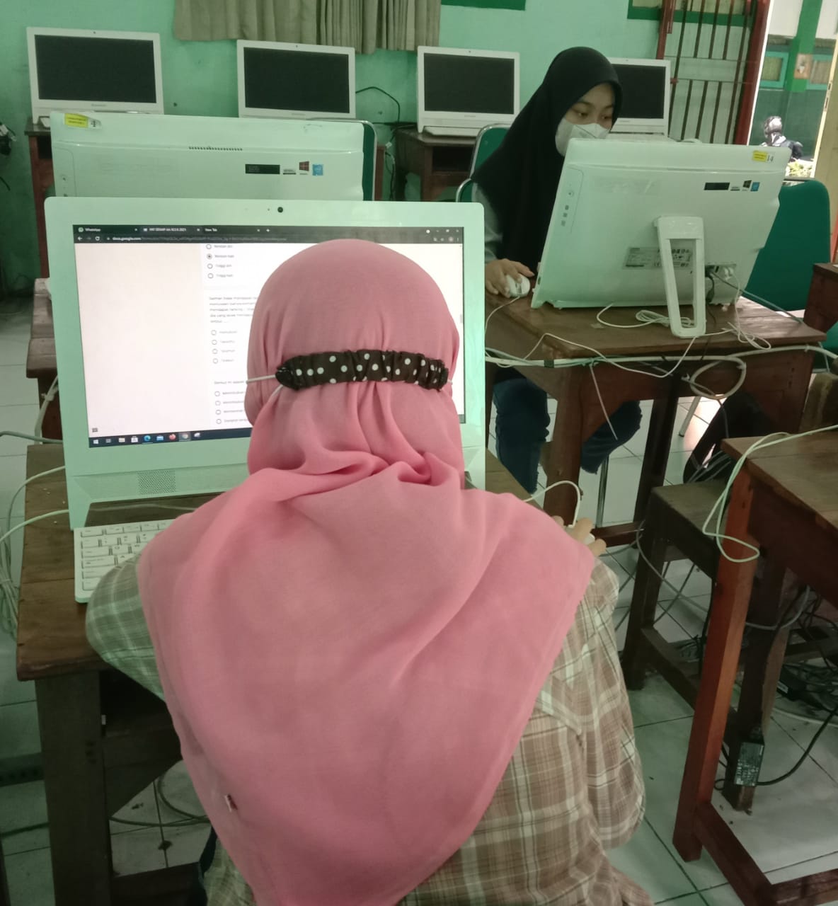 Tak Punya Smartphone, Dua Orang Siswa Ikuti PAT Daring di Lab. Komputer MTs N 1 Kota Semarang