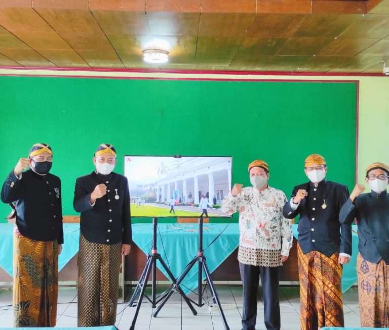 Kenakan Pakaian Adat Jawi Jangkep Farid Beserta Kasi Terlihat Gagah Ikuti Peringatan Hari Lahir Pancasila Secara Virtual