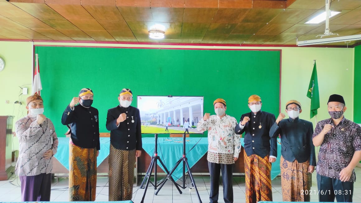 Kenakan Pakaian Adat Jawi Jangkep Farid Beserta Kasi Terlihat Gagah Ikuti Peringatan Hari Lahir Pancasila Secara Virtual