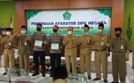 Kakankemenag Beri Penghargaan Kepada Dua Personil Polrestabes Semarang