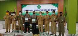 Kakankemenag Beri Penghargaan Kepada Dua Personil Polrestabes Semarang