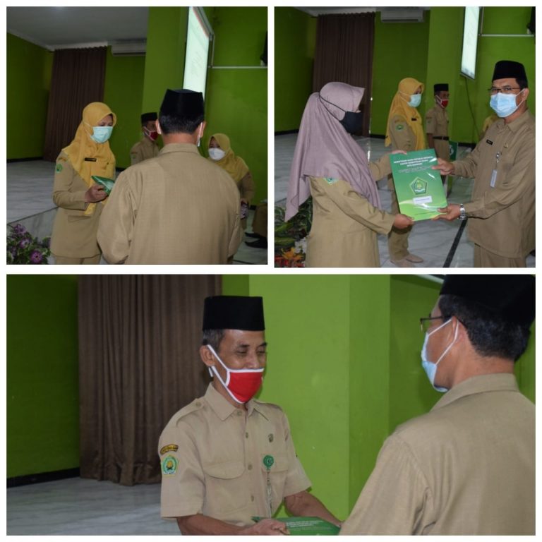 Kakankemenag Kota Semarang serahkan SK Kenaikan Pangkat dan JFT