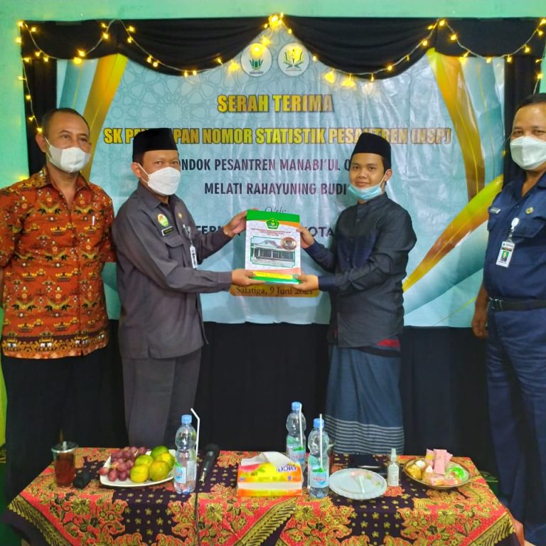 Wujud Pelayanan Prima, Kakankemenag Serahkan Langsung Piagam Statistik Pesantren