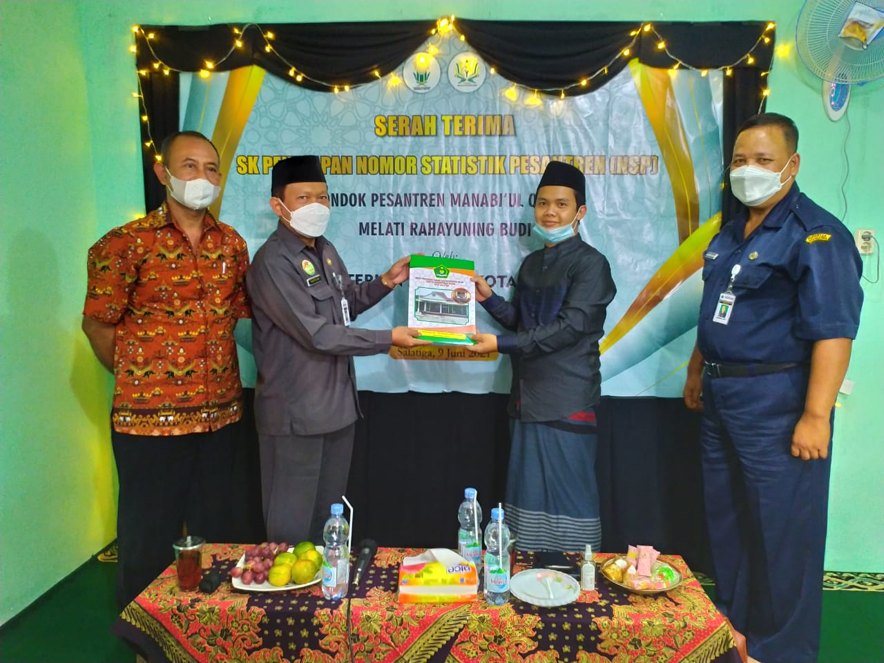 Wujud Pelayanan Prima, Kakankemenag Serahkan Langsung Piagam Statistik Pesantren