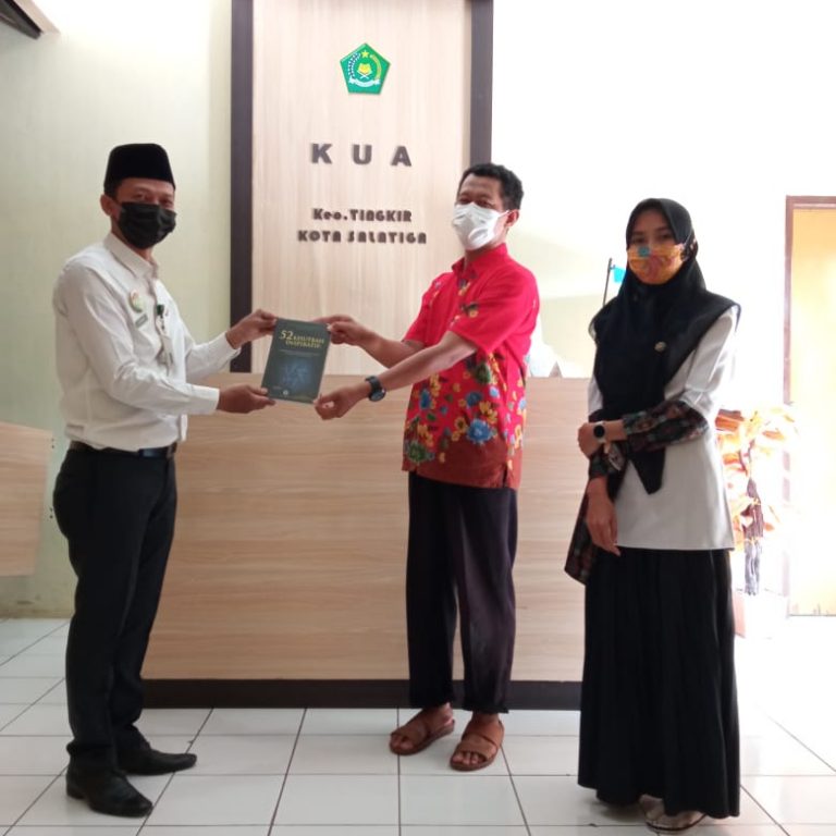 Kepala KUA Kec. Tingkir Serahterimakan Bantuan Buku Khutbah