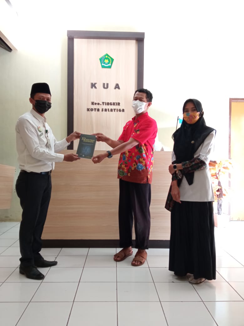 Kepala KUA Kec. Tingkir Serahterimakan Bantuan Buku Khutbah