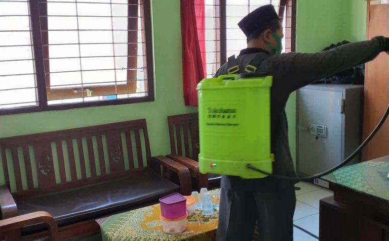 KUA Sarang 1 Lakukan Penyemprotan Disinfektan