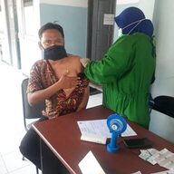 Guru dan Karyawan MTsN 2 Rembang Jalani Vaksinasi Covid19