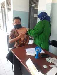 Guru dan Karyawan MTsN 2 Rembang Jalani Vaksinasi Covid19