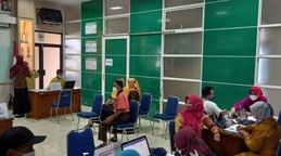 41 Guru Dan Karyawan MI Al Fatah Jalani Vaksinasi Di Puskesmas  Banjarnegara 2