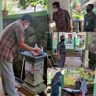 MIN Kota Semarang menyerahkan SKL, Raport dan Kartu NISN dengan Layanan Walk Thru wajib memperhatikan dengan Protokol Kesehatan