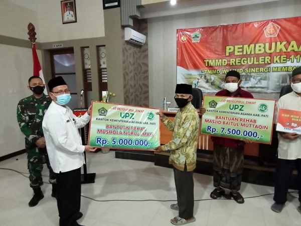 Kepala Kemenag Pati Serahkan Secara Simbolis, Bantuan Renovasi Masjid Dan Musholla pada Pembukaan TMMD.