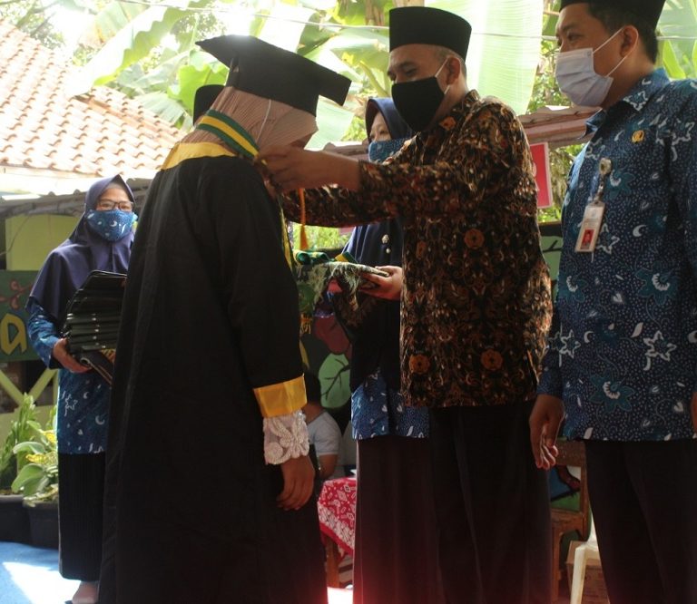 Dukung MI Al Islam, Pemdes Karangjati Berikan Beasiswa