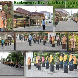 Kakankemenag Kabupaten Sukoharjo, Ihsan Muhadi bersama Pejabat dan Pegawai dilingkungan Kankemenag mengadakan Upacara Penghormatan Bendera dan doa di halaman Kankemenag, Kamis(17/06/2021).