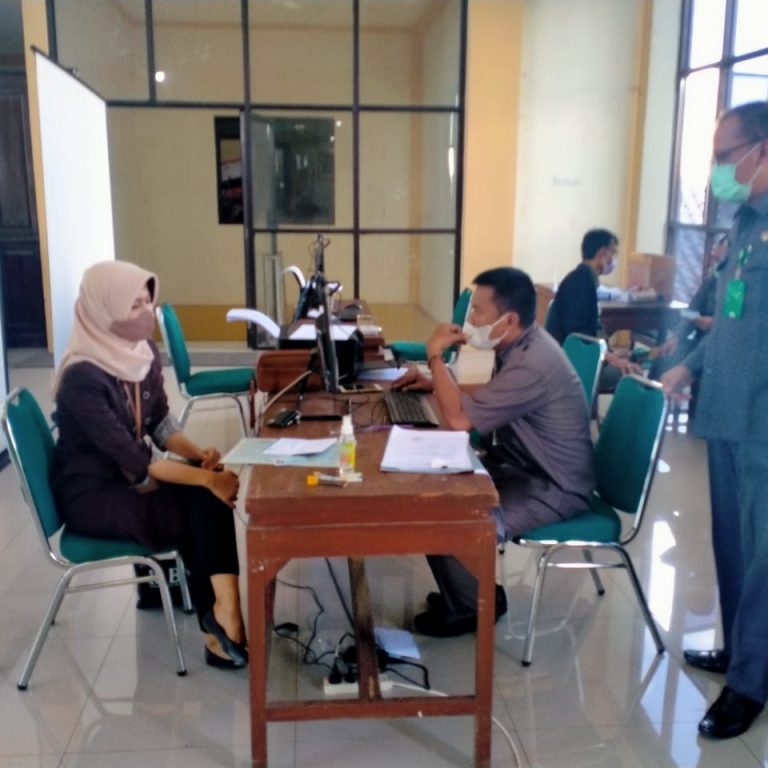 Bagian PHU Kanwil Kemenag Provinsi Jawa Tengah Layani Pelimpahan Nomor Porsi Calon Jamaah Haji Di Aula Kemenag Kab. Batang.