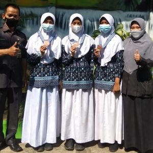 Tri Widayati dan siswa berprestasi MTs N 1 Banjarnegara