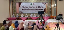Kepala dan Dewan Guru MI Al-Fatah Ikuti Simaan Al Quran Peserta Khotaman Bilghoib 30 Juz Putri PP Al Fatah