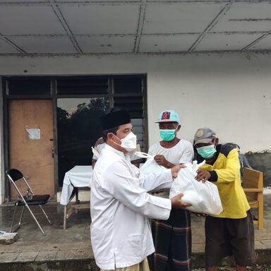 Kankemenag Kab. Pekalongan Salurkan Bantuan Bagi Masyarakat Terdampak Covid-19