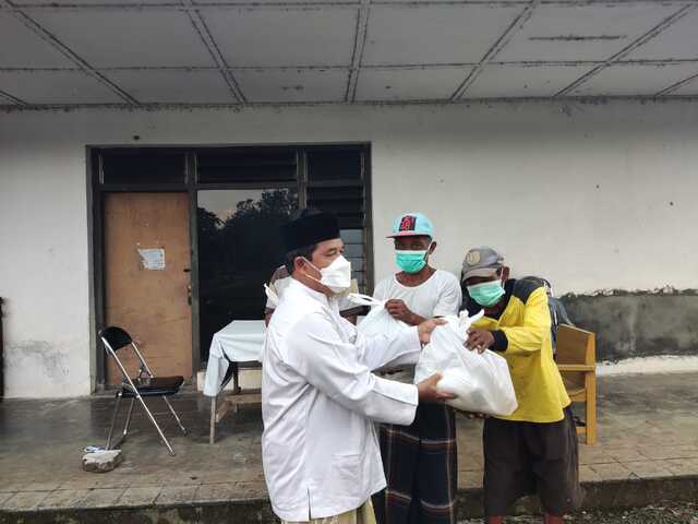 Kankemenag Kab. Pekalongan Salurkan Bantuan Bagi Masyarakat Terdampak Covid-19