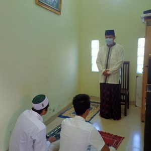 Kasubbag TU Kankemenag Wonogiri, H. Hariyadi ketika melakukan sholat idul adha di rumah bersama keluarga