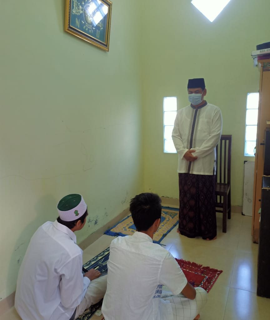 Kasubbag TU Kankemenag Wonogiri, H. Hariyadi ketika melakukan sholat idul adha di rumah bersama keluarga