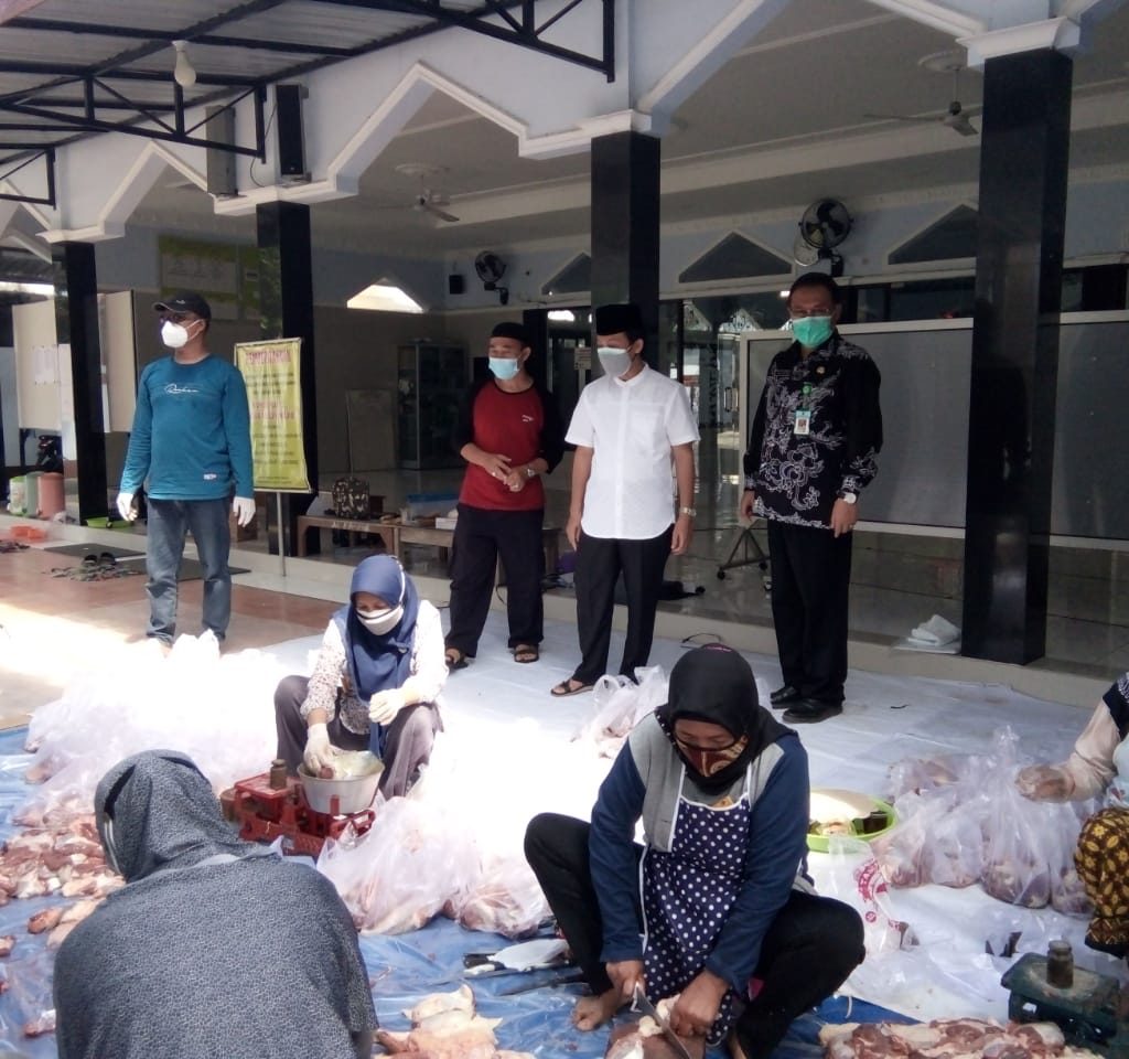 Kakanwil Kemenag Provinsi Jawa Tengah, H. Musta’in Ahmad ketika melakukan pemantauan langsung penyelenggaraan penyembelihan Hewan kurban di Masjid Al Falah Mojoroto, Wonoboyo, Rabu (21/07)