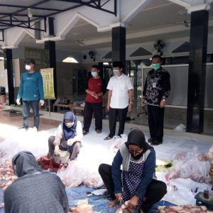 Kakanwil Kemenag Provinsi Jawa Tengah, H. Musta’in Ahmad ketika melakukan pemantauan langsung penyelenggaraan penyembelihan Hewan kurban di Masjid Al Falah Mojoroto, Wonoboyo, Rabu (21/07)