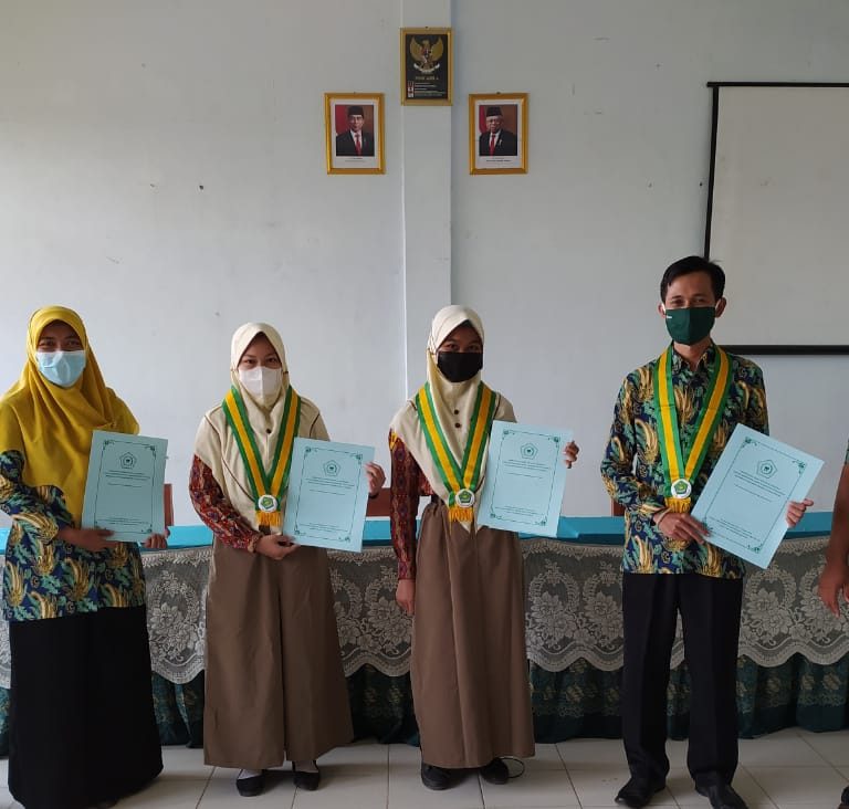 MTs Negeri 2 Pekalongan Berikan Penghargaan Bagi Siswa dan Guru Berprestasi IOS dan ONN