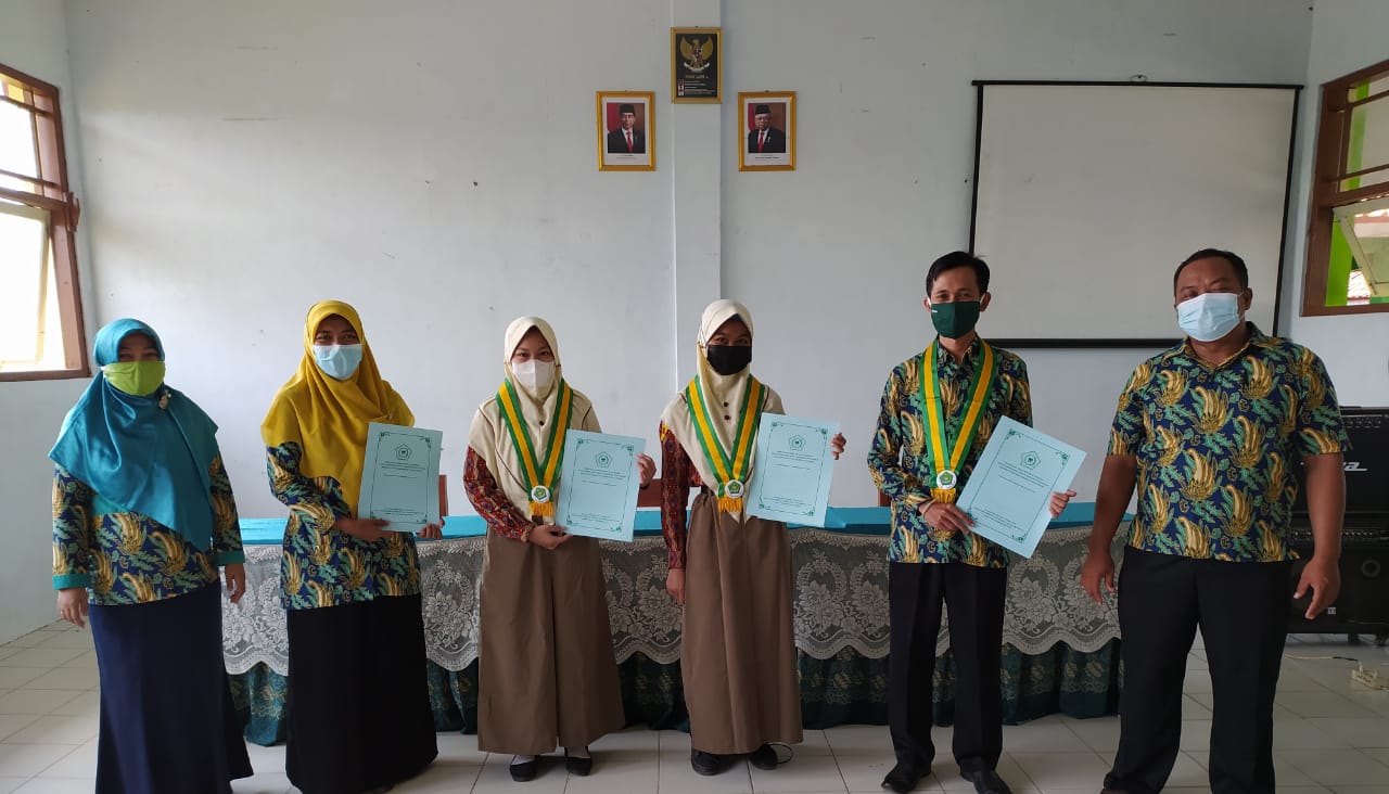 MTs Negeri 2 Pekalongan Berikan Penghargaan Bagi Siswa dan Guru Berprestasi IOS dan ONN