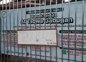 Masjid At Taqwa, Salah Satu Masjid Kecamatan Yang Tutup Gerbangnya