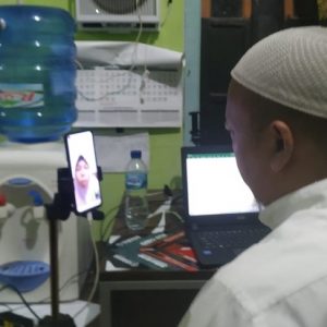 Guru MTs Muh Merden sedang menerima setoran tahfid online