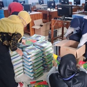 Guru MTs Muhammadiyah Merden Semangat Menata Buku
