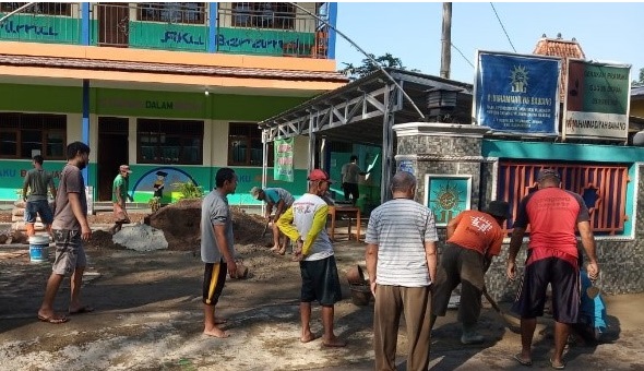 Pembangunan bahu jalan MIM Bawang