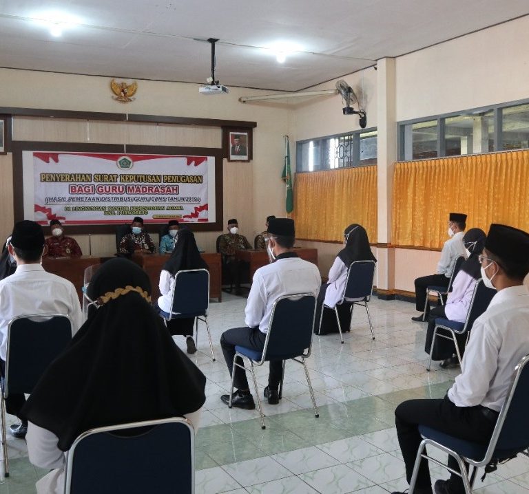 Fatchur Rochman Serahkan SK Mutasi Tugas Guru Madrasah