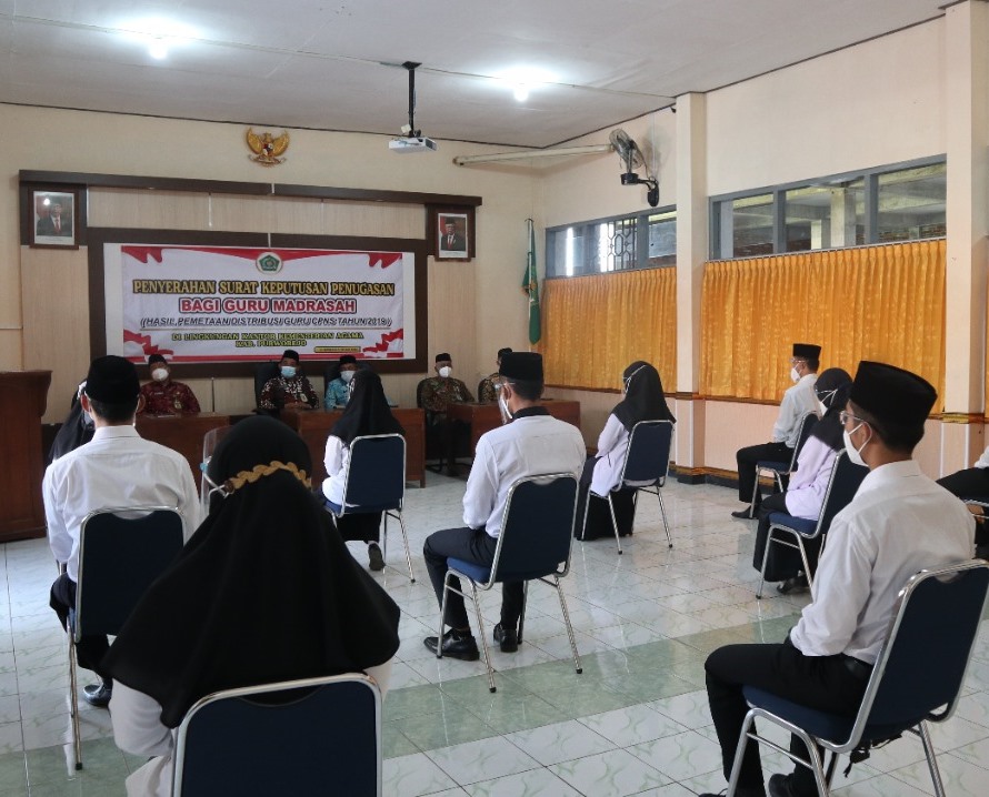 Empat belas orang guru madrasah mendengarkan pembinaan dari Kepala Kantor