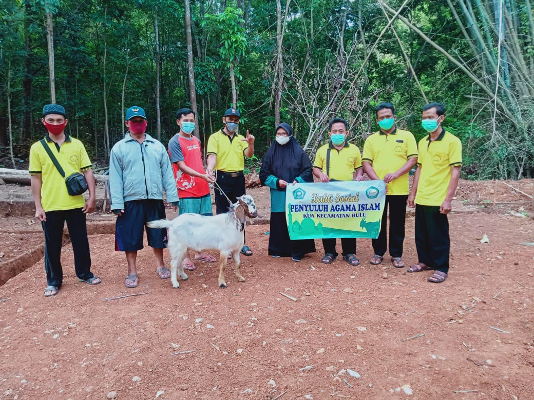 PAIF Bulu Serahkan Hewan Qurban untuk Warga Samin