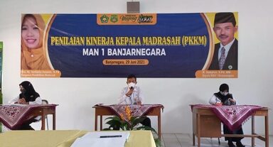 Kepala MAN 1 Banjarnegara Presentasikan Hasil Kinerja dalam PKKM