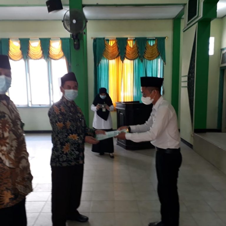 25 Guru di Kemenag Brebes Menerima SK Redistribusi PNS
