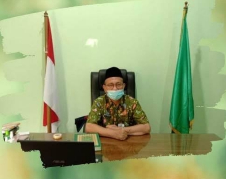 Kepala Kemenag Pati, Drs. H. Ali Arifin, MM saat memberikan keterangan di ruang kerjanya.