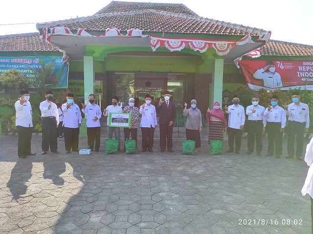 Sekda Boyolali dan Plt. Kepala Kantor Kementerian Agama Kabupaten Boyolali berfoto bersama setelah acara penyerahan bantuan kepada warga terdampak covid-19