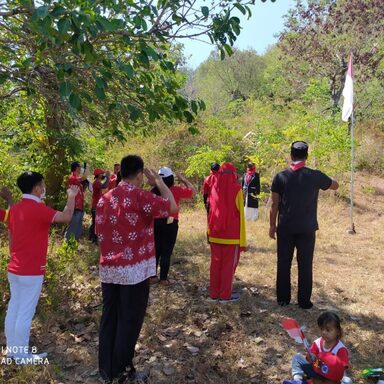 Peringati Kemerdekaan, Penyuluh Lintas Agama ini Adakan Upacara di Puncak  Gunung