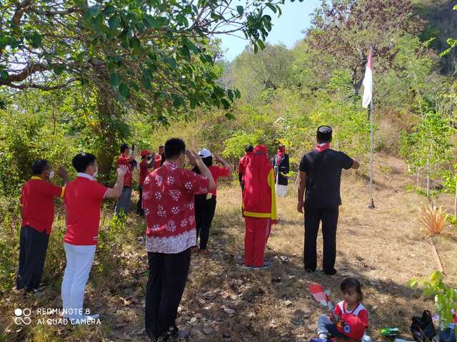 Peringati Kemerdekaan, Penyuluh Lintas Agama ini Adakan Upacara di Puncak  Gunung